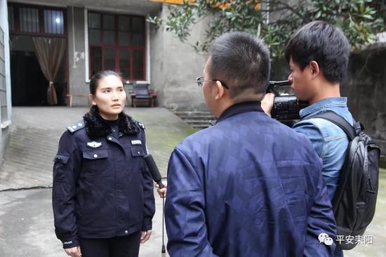 ▲民警贺容向记者讲述核查经过