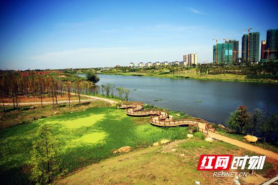 衡阳高新区雁鸣溪风光带，一幅“河畅、水清、堤固、岸绿、景美”的大美画卷正徐徐展开。