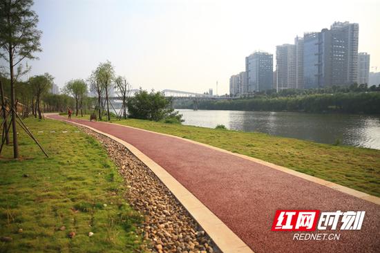 漫江碧透,两岸青葱,衡阳高新区蒸水河风光带。