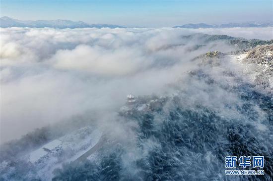 这是12月13日无人机拍摄的安徽省霍山县佛子岭镇竹海雪景。