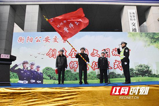 仪式上,衡阳市公安局副局长李衡为交警支队授旗。