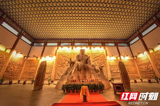 炎帝神农雕像。