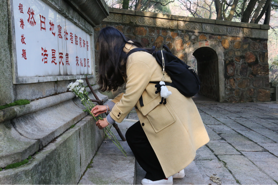 高校代表为陆军第七十三军抗战阵亡将士献花。