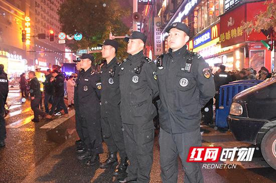 公安特警整齐列队,现场安保。