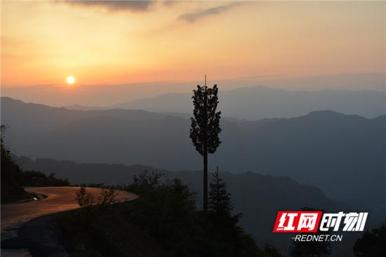 绵延的雪峰山大气磅礴、景色秀美。