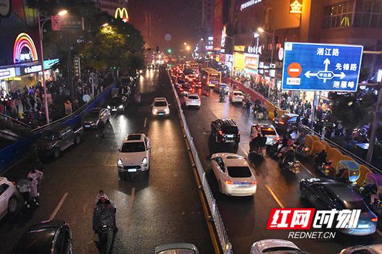 今年“平安夜”,衡阳城区平安有序。
