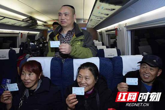 邓金成一家四口从重庆回邵阳在怀化转车，搭上了D9821。