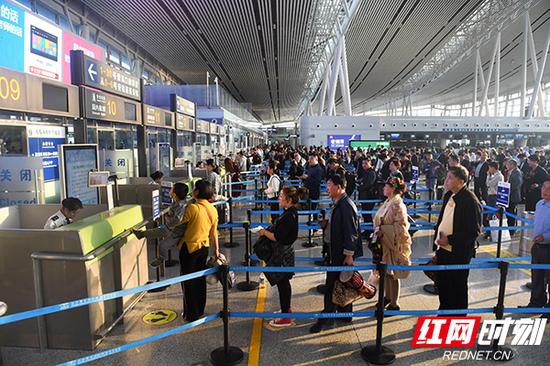 湖南7个民航机场截至目前累计开通航线360条，其中长沙机场累计运营国际和地区航线45条。