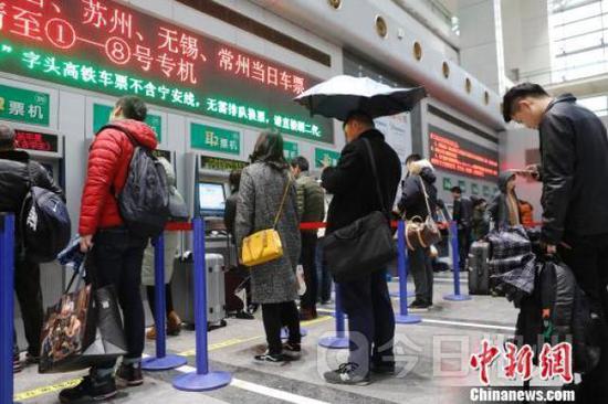 旅客在铁路上海站售票大厅排队购票（资料照片）殷立勤 摄