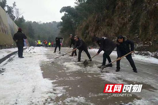 30日一大早，乡村干部、志愿者们及义务巡逻队联合交警、公路等部门进行洒盐除雪。