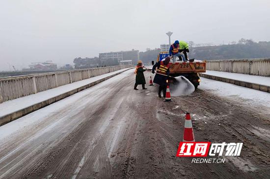 公路珠晖分局抢险组人员在茶山坳大桥破冰除雪。