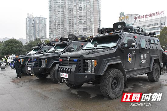 衡阳公安特巡警装甲车成为“城市快警”的一部分。