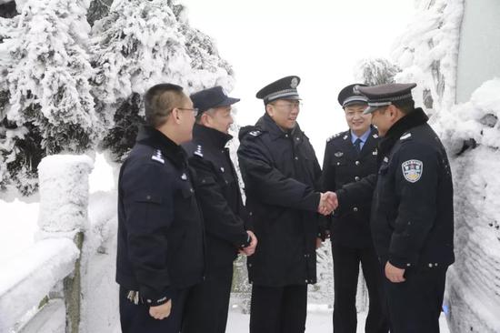 △元月1日，副市长、市公安局局长胡志文冒雪来到南岳祝融峰快警平台，督导节日安保和抗冰雪工作，看望慰问执勤民警