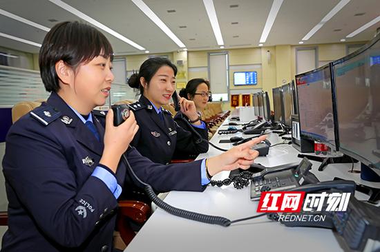 3月8日,衡阳市公安局。110指挥中心的女警们坚守在神圣的工作岗位,在繁忙紧张的警情处置中度过自己的年度节日。