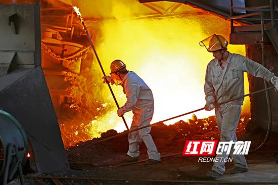 6月15日,华菱衡钢。高温作业的工人们用辛勤的劳动和汗水为衡阳的发展添砖加瓦。