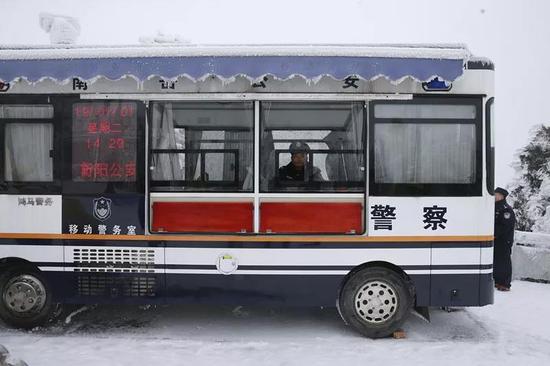 △南岳公安分局祝融峰快警平台民警冒着严寒坚守岗位