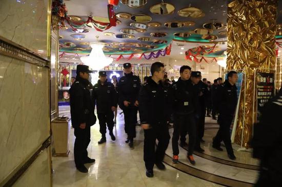 △常宁市公安局民警加强路面防控和场所管控，积极开展清查盘查，消除各类安全隐患