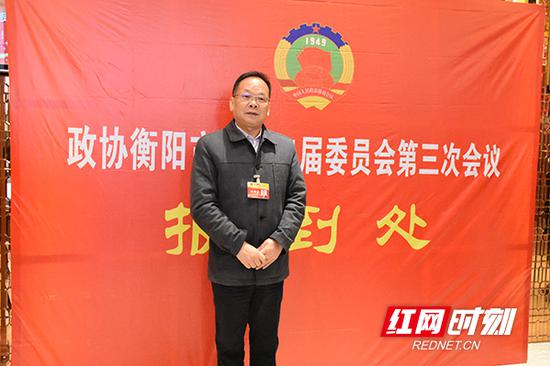 衡阳市政协主席廖炎秋来到现场报到。