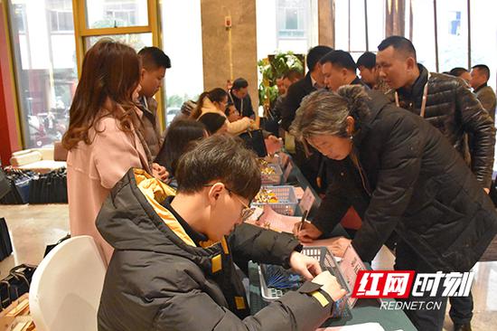 签到、取资料、安排住宿……报到现场,工作人员有条不紊地忙碌着,每一个环节都一丝不苟。