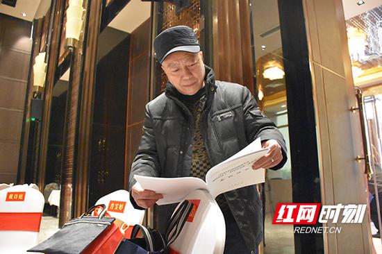 政协委员迫不及待地拿出资料,了解会议须知。