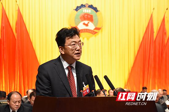 衡阳市政协副主席张亮代表政协衡阳市第十二届委员会向大会报告十二届二次会议以来提案工作情况。
