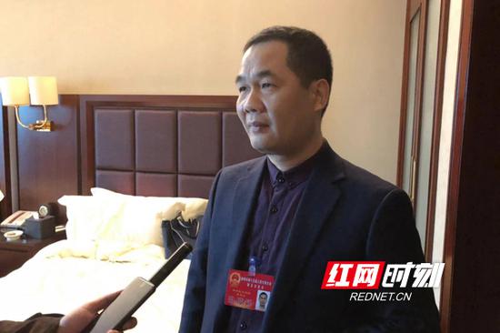 夏君山代表建议政府职能部门要对新建项目和企业在相关政策落地和支持上加强执行。