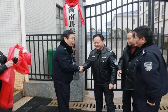 副县长、县公安局局长张东成参加衡南县强制戒毒所揭牌仪式