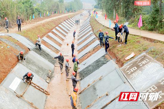 株洲攸县酒埠江灌区灌溉渠建设现场。