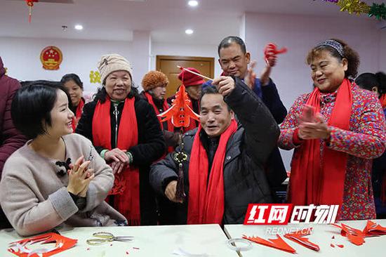 居民们拿着自己的剪纸作品笑开了花。