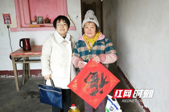 喜庆的新鲜福字被送到贫困户的家中。