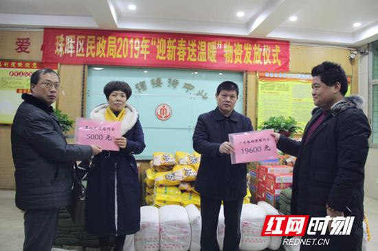 珠晖区副区长罗毅发放部分慰问物资与慰问金。