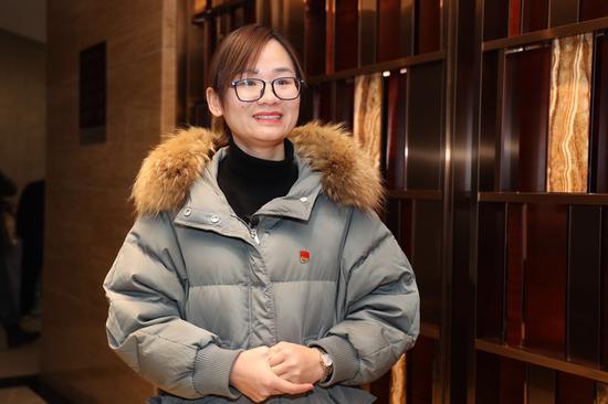 汉寿县丰家铺镇镇长杨芬接受现场采访