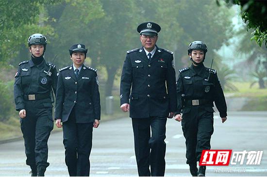 在监狱系统工作了整整30年的罗友田,见证了监狱的建设与发展,他说,如果重新选择,他仍然还选择做一名“监狱人”。