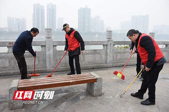 1月28日，衡阳城管系统千余人集体开展湘江、蒸水河堤大扫除活动。