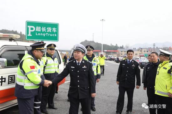 省公安厅交警总队总队长蒋建湘在桂东服务区进行慰问督导