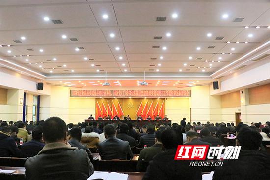 1月29日上午,衡东县召开2018年度乡镇及县直行业系统、园区党(工)委书记抓基层党建暨落实意识形态工作责任制述职评议会。