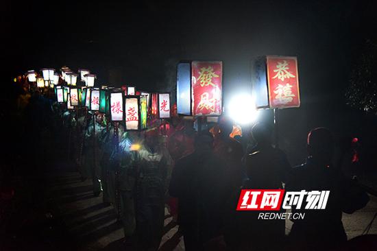 “骨牌灯”重现江东村。