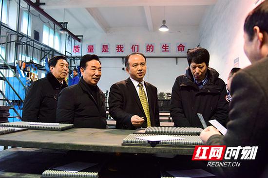 衡东县委副书记、县长徐志毅(左三)走访企业。