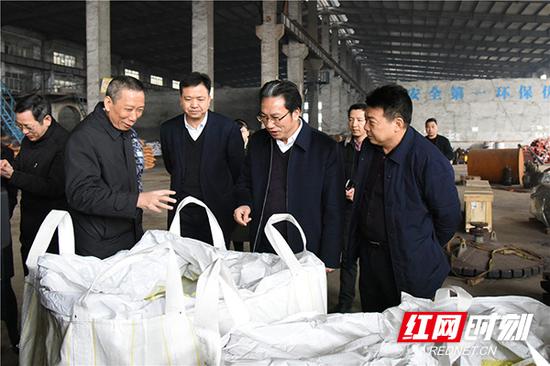 2月11日，上班第一天，衡东县已有17家企业复工复产，衡东县委书记吴伟生（右二）走访企业。