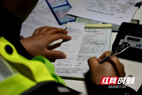 雨花交警现场填写处罚单。