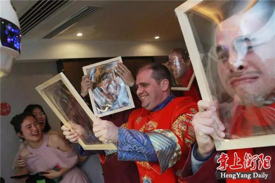 ▲洋女婿Daniel Rosenberg （中文名罗森虎）带着七个洋伴郎正在接受中国伴娘们的游戏考验。