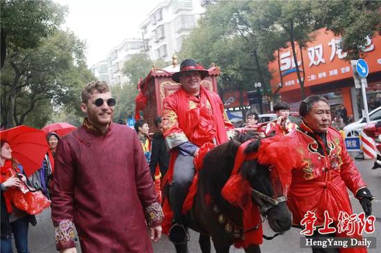 ▲洋女婿Daniel Rosenberg (中文名罗森虎)一身中式服装,骑着高头大马,身戴大红花,走在大花轿前头