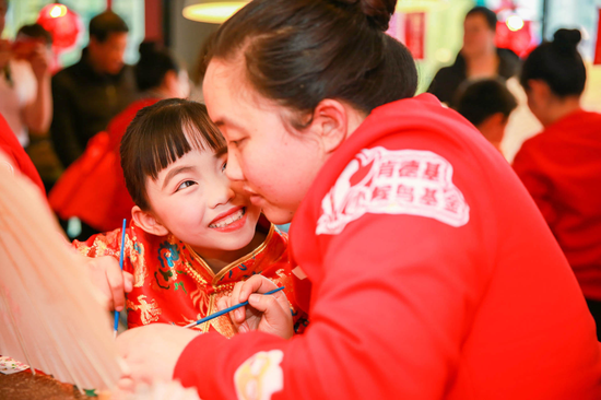 (“小候鸟”和妈妈一起学习传统文化)