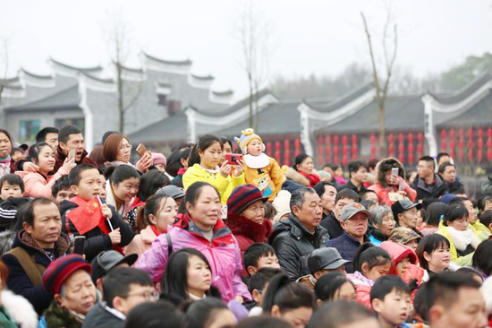 龙狮争霸赛在南岳区万寿广场火热举行，吸引近万群众和游客围观，将传承千年的南岳庙会推向最高潮。（文兰摄）