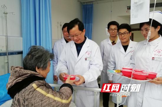元宵佳节,南华医院院领导和医护人员将一碗碗汤圆送到住院患者的手中。