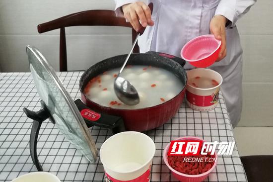 现煮的汤圆让住院病友感受节日的别样温暖。