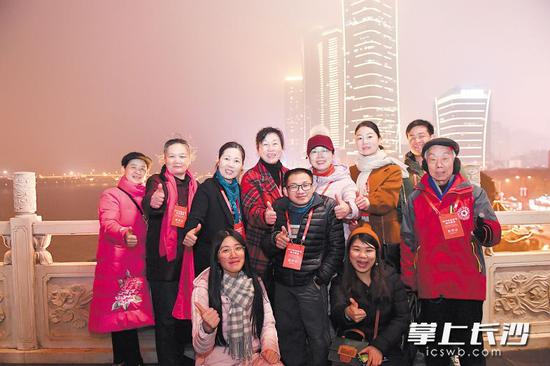杜甫江阁附近,受邀嘉宾为元宵节焰火晚会点赞。 均为长沙晚报全媒体记者 罗杰科 王志伟 邹麟 黄启晴 余劭劼 摄影报道