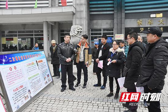 2月25日，珠晖交警大队在酃湖车站开展了预防“二次交通事故”宣传活动。