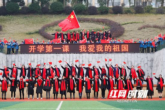 学校用这种特殊的方式迎接新学期,向祖国母亲献礼。