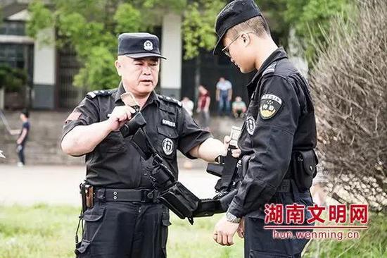 刘继忠(左一),2018年8月获评助人为乐类“湖南好人”。图片来源:湖南文明网